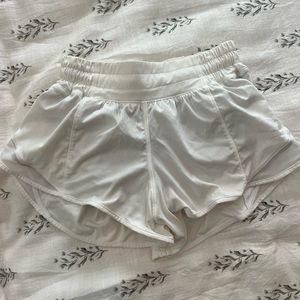 White Hotty Hot Low-Rise Line short 2.5 Lululemon